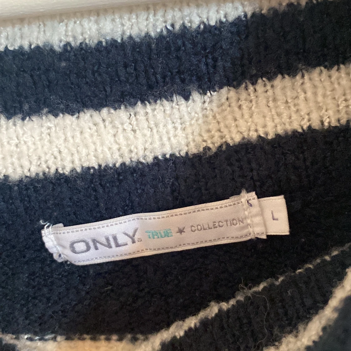 Randig stickad tröja med knappdetalj - 4