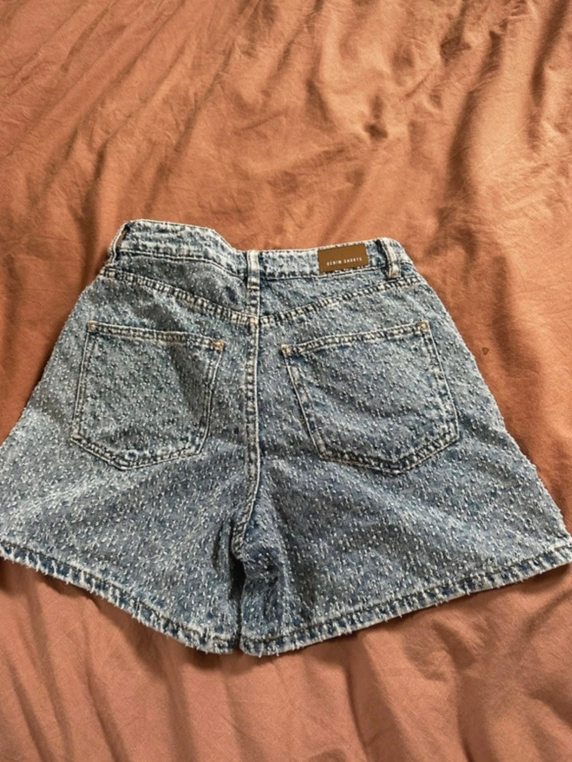 Högmidjade blå jeansshorts - 3