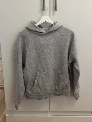 Grå hoodie  - Kommer aldrig till användning längre💓