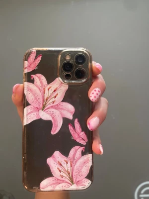 Blommigt skal  - Rosa och genomskinligt blommigt skal som passar iPhone 12 Pro. 