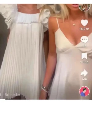 Vit plisserad kortklänning volang - Supersöt vit kortklänning med stora volangärmar. Perfekt till student eller skolavslutning. Super fin❤️