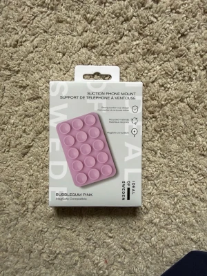 Mobilgrepp  - Säljer en rosa sughållare för mobil från iDeal of Sweden. Färgen är bubblegum pink och den är MagSafe kompatibel. Helt ny och oanvänd förpackningen är endast öppnad!  