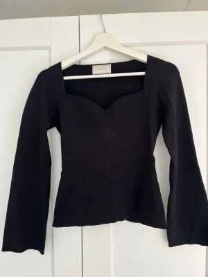 Svart topp från Neo Noir  - Svart festtopp från Neo Noir. Toppen är ribbad och i storlek S. Använd ett fåtal gånger, som ny! Pris går att diskutera 😁