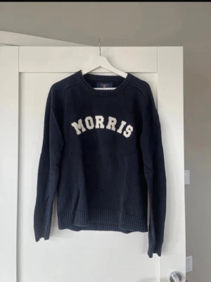 Morris Stickad Tröja - Säljer nu min fina stickade tröja från Morris! Den är slim fit, storleken är Medium men passar S/M! Mycket gott skick. fraktar alltid inom 24!✅