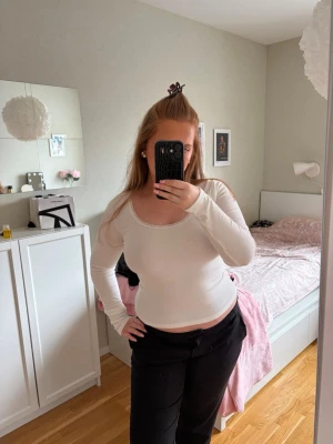 Vit basic tröja  - En supersöt basic tröja från lager157 i storlek M, med en superfin och enkel spetskant. I mycket bra skick 💕