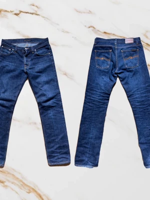 Nudie jeans raw denim - Nudie “Average Joe” raw denim  L: 34 W: 30 Clean par med fina fades 🔥 Regular/straight fit sitter riktigt nice Der är en utgången modell och är sjukt eftertraktade.  Pris kan diskuteras vid snabb affär. Vid minsta fråga eller fundering så är det bara att höra av sig!