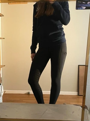 Ridbyxor - Säljer ett par svarta ridbyxor från Maya Delorez. Stretchigt material som sitter tajt och som anpassar sig till ens kropp och har helskoning.