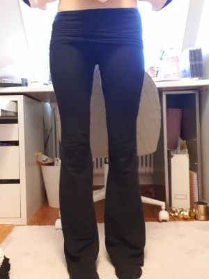 Svarta yoga pants från Gina Tricot - Svarta bootcut yoga pants från Gina Tricot Young. De är low waist och perfekta för dig som gillar bekväma men ändå snygga byxor. Säljer eftersom jag har två par i samma storlek.