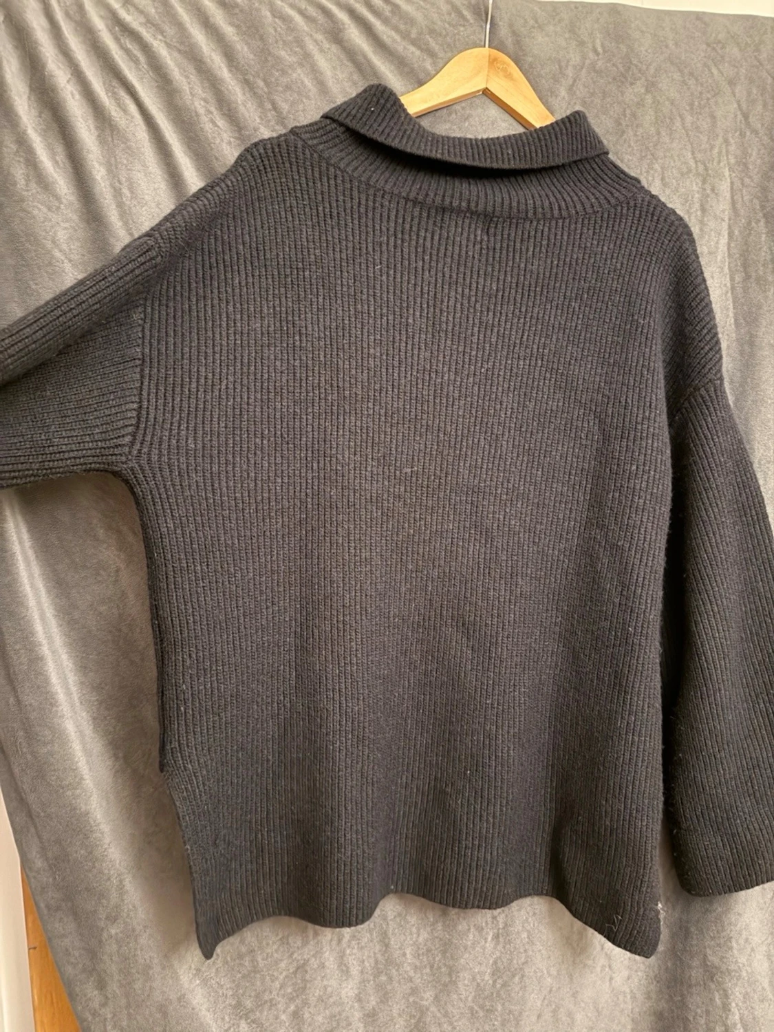 Marinblå stickad tröja med dragkedja - 1