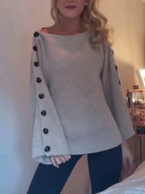 Tröja med knappar  - Storlek L, sitter som en oversized S/m! 