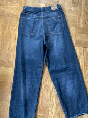 Astro Jeans weekday Grå - Börjar med att säga att dessa byxor är 100% grå. På bilden ser dem blåa ut. Av alla byxor jag säljer är nog dess i bäst skick. Dem är riktigt snygga. 