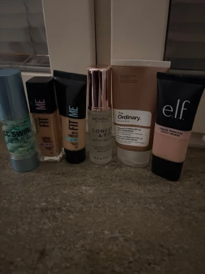 Foundation och primer-mix från olika märken - Båda Fitme är det en tredje del produkt kvar i 