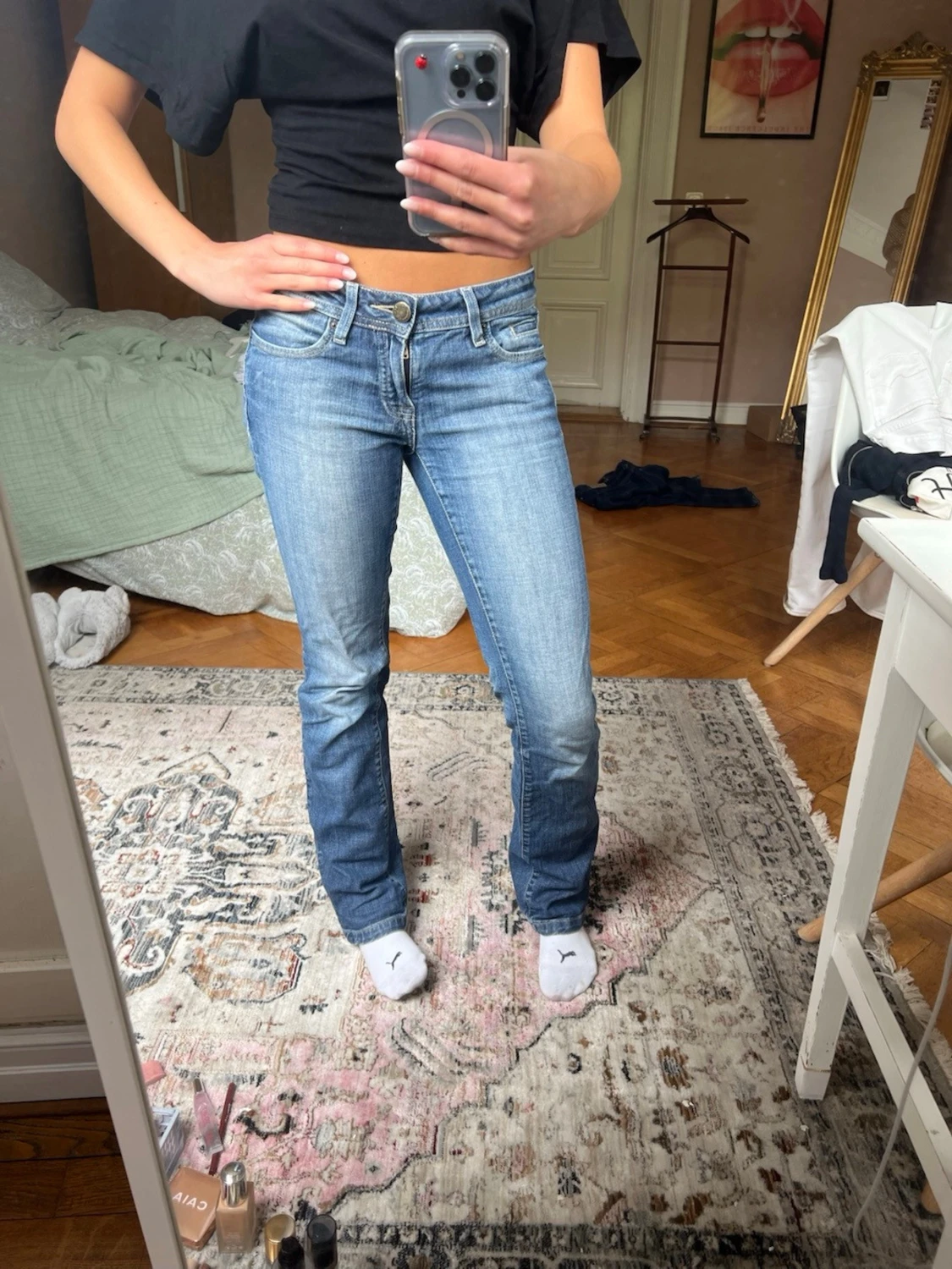 Blå bootcut jeans med mellanblå tvätt - 1