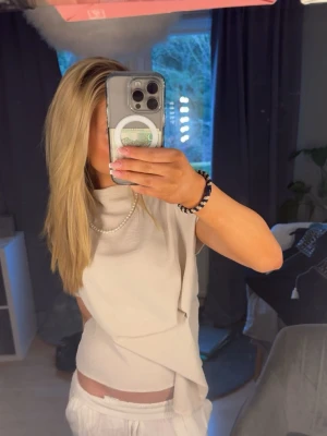 Snygg Beige Topp - Säljer en jättefin stilren topp som knappt är använd. Skriv för mer bilder eller om ni undrar nått!!❣️❣️