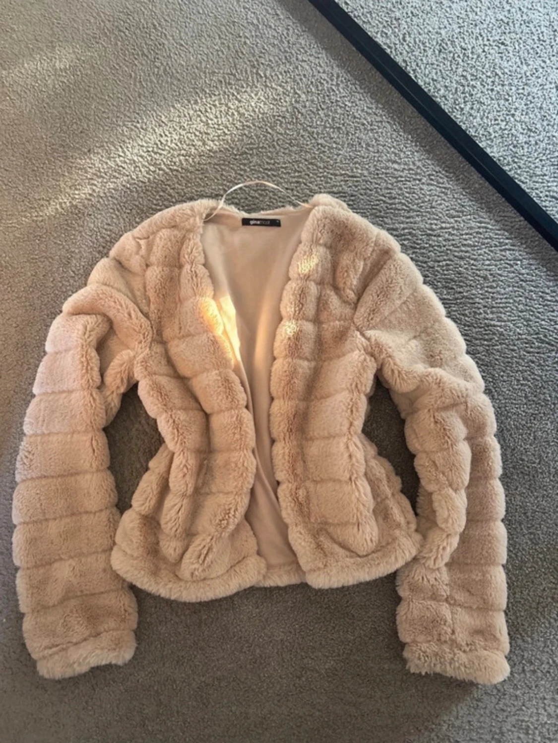 Beige teddyjacka från Gina Tricot