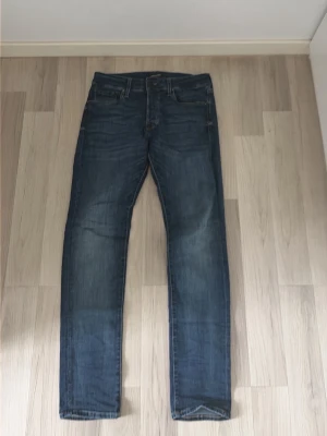 Mörkblå jeans - Mörkblåa jeans från Jack & Jones slim fit använt 5 gånger max 