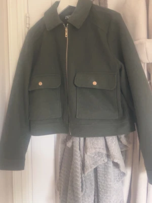 Zara kappa - Jacka från Zara, mörkgrön, jättefint skick, guld detaljer, storlek L men passar även mig som är storlek S väldigt bra, ganska små i storleken 