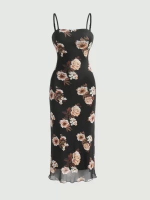 Svart blommig klänning  - Svart blommig klänning med tunna axelband och blommigt mönster i beige och vitt. Klänningen har en figurnära passform och lätt transparent nederkant. Använd endast en gång. Superskönt material.