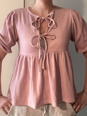 Rosa blus - Superfin rosa blus köpt på lager 157, aldrig använd mer än för bild. Skickas nytvättad 💕