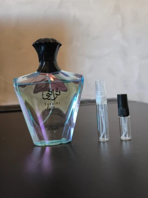 Afnan Turathi Electric parfym - Dupe av blue talisman.   Säljer hela flaskan eller samples, kom med prisförslag. Om ni hittar andra annonser som är billigare så hör av er så sänker jag priset.                   Sample flaskorna är på 3 och 5 ml men jag hör av er om ni vill köpa mer eller mindre