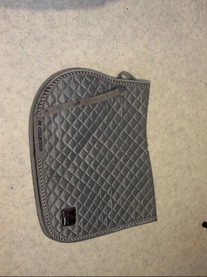 Schabrak ifrån hööks - Använt fåtal gånger säljes då hästen gått bort stl full hoppmodell, obs! Tvättas ej innan de postas 