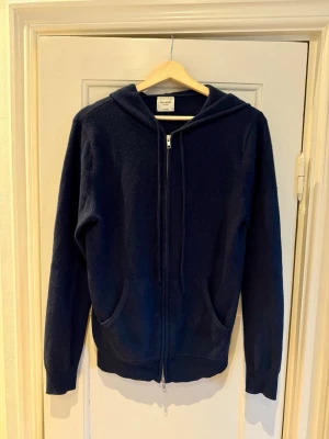 John Henric 100% Cashmere zip - Nypris: 2999                                                    Jag säljer en John Henric zip hoodie i 100% cashmere. Tröjan är i mycket bra skick och har inga hål, fläckar eller andra skador. Den har en mjuk och skön kvalitet. Dragkedja framtill, huva och fickor