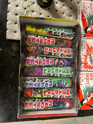 Färgade smällare i ask - Fraktar samma dag. 