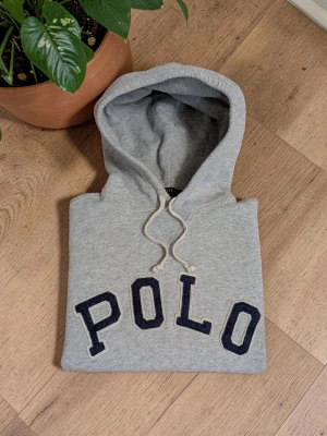 Grå Ralph Lauren hoodie  - Fint skick! Strl S. 