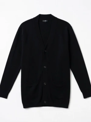 Svart kofta från JC, storlek L - Klassisk svart kofta från JC med v-ringning och knäppning framtill. Koftan har två fickor fram och ribbade muddar vid ärmslut och nederkant. Perfekt att slänga över en t-shirt för en clean look.