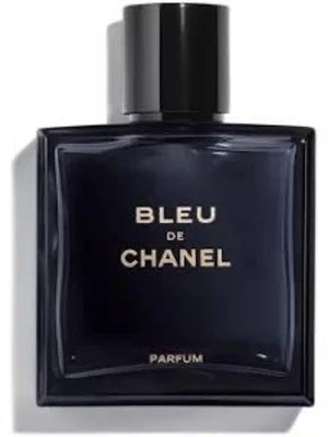 Bleu de Chanel Parfum - Exklusiv parfym från Chanel i en elegant, mörkblå glasflaska med stilren, fyrkantig form och svart lock. Flaskan har tydlig logotyp och text i guld. En klassisk doft som utstrålar lyx och modernitet.