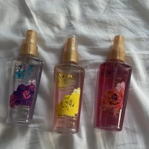 Vintage Victoria’s secret parfymer  - Går att köpa separat också, 55kr styck💕💕60ml men är använda så dom är inte fyllda till toppen