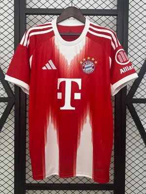 Bayern München matchtröja röd/vit - Säljer en officiell Bayern München matchtröja från Adidas i rött och vitt med klubbmärke och sponsorloggor. Tröjan har korta ärmar, rund hals och klassiska Adidas-ränder på axlarna. Perfekt för dig som älskar fotboll och vill stötta ditt lag.