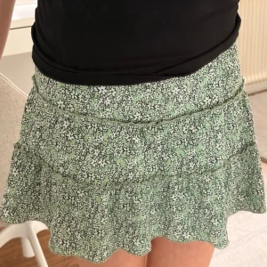 Grön blommig kjol - Grön blommig kjol från Zara. Fråga om fler bilder. Pris kan diskuteras. Passar till 10 åringar men även äldre. 