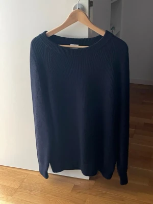 Asket stickad sweatshirt - Köpt från asket för 1600kr, säljer då jag inte använder den så ofta. Den har inga skador, är i bra skick och stor i storleken.