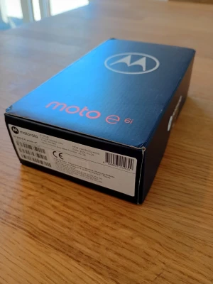 Motorola Moto E6i 32GB Olåst NEW! - Säljer en helt ny oanvänd Motorola Moto E6i 32GB Cosmic Black. Telefonen ligger kvar i oöppnad originalförpackning. Motorola E6i smartphone har en 6,1-tums Max Vision-pekskärm, en 13+2Mpx dubbelkamera och ett 3000 mAh batteri. Tack vare IP x2-motstånd tål den vattenstänk och regn, och audiofiler kommer uppskatta dess 3,5 mm-uttag. Fås i originalförpackning med laddare och manual.  Begagnat pris: 1000 SEK Mitt pris: 589 SEK  Skriv vid frågor och se gärna mina andra annonser! Skapar gärna deals.