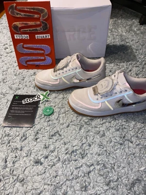 Nike Air Force 1 Travis Scott - Nike Travis Scott som är svåra att få tag på. Storlek 42 men passar större, ungefär 43. Mycket bra skick. Box och allt följer med som när man köper ny. Köpte på Stockx och har med beviset på det i boxen som verifierar äktheten.