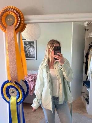 Grön jeansjacka 💚 - Säljer denna jättefina, ljusgröna jeansjacka som tyvärr var lite för stor för mig! Den är från Zara men köpt second hand, mycket bra skick trots det och har en jättefin färg!✨