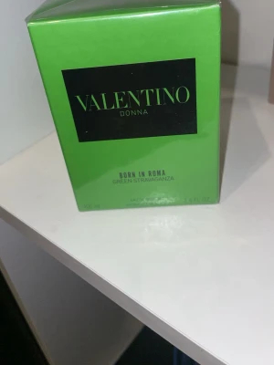 Valentino Donna Born In Roma parfym - Valentino Donna Born In Roma Green Stravaganza är en Eau de Parfum i en snygg, grön förpackning. Flaskan rymmer 100 ml och har en modern, lyxig känsla. Perfekt för dig som gillar exklusiva och trendiga dofter.