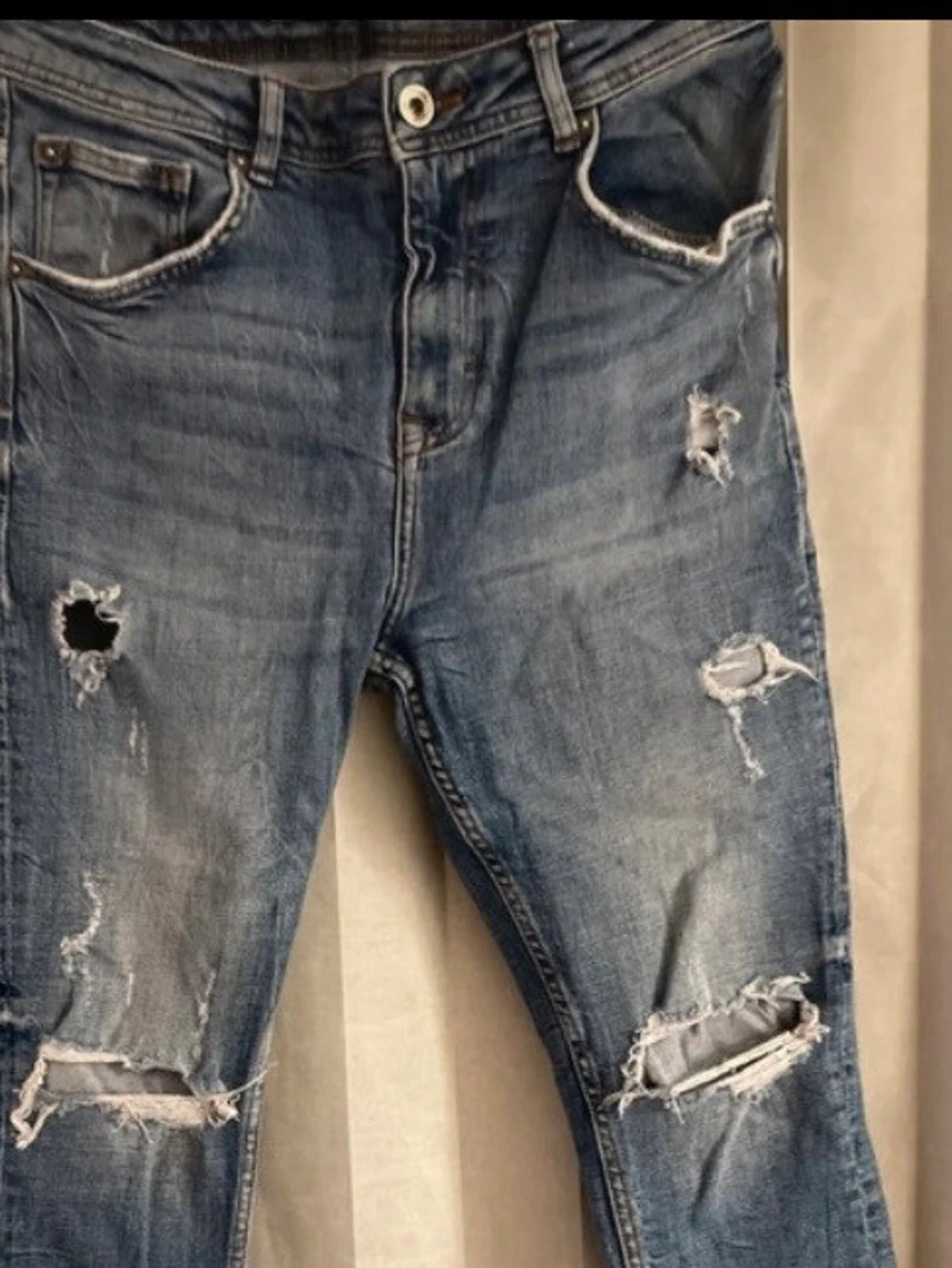 Blå slitna ripped jeans - 5