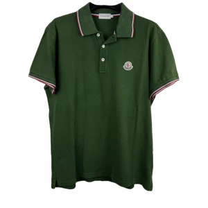 Moncler Pike - Väldigt bra skick. Nypris 3500. Köpt på Vestiaire Collective. Självklart äkta och digitalt kvitto finns.
