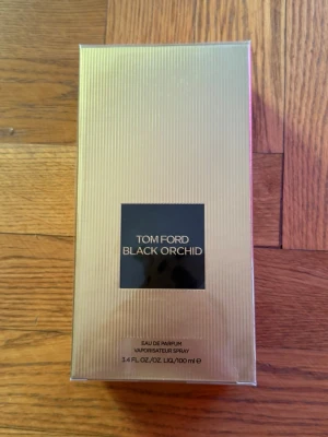 Tom Ford Black Orchid Eau de Parfum - Lyxig parfym från Tom Ford i doften Black Orchid. Flaskan rymmer 100 ml och kommer i en elegant, guldig förpackning med svart detalj. Eau de Parfum med intensiv och unik doftprofil, perfekt för dig som vill sticka ut.