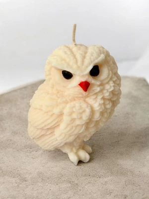 Sojaljus med doft-Underbar uggla - ✨🕯️ Sojaljus med doft 🕯️✨ 🦉💛 Underbar uggla 💛🦉 🌸 Tuberos & Jasmin 🌸  Ett vackert sojaljus i form av en uggla 🦉✨ med en elegant, blommig doft av tuberos och jasmin 🌸🤍 Skapar en mysig atmosfär och fungerar även som fin inredningsdetalj 💫  🕯️ Vikt: 255 g ⏳ Brinntid: ca 30–50 h 🌱 Sojavax ✨ Intensiv, lyxig blomdoft 🎁 Perfekt som present eller för avkoppling 💆‍♀️🛁  💛🌸🦉