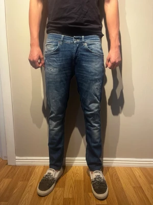 Dondup Jeans - Säljer ett par Dondup george som har skinny fit och är i storleken 31 men är insydda till 29. Skicket är mycket bra. Nypris:- 4000kr ) modellen är 177cm och väger 65 kg. Skriv för mer info✨✨