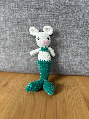Virkad sjöjungfru mus - Virkad i fluffigt garn, Polyesterfyllning, säkerhetsögon (rekommenderas ej för barn under tre år) 🧶