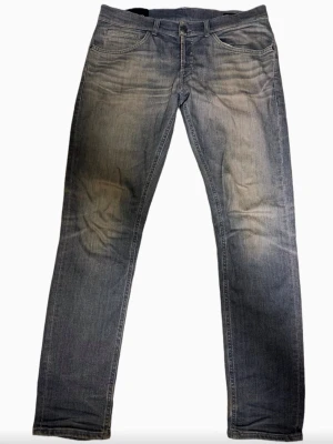 Dondup George  - Säljer ett par grå Dondup George Skinny Fit jeans i väldigt fint skick. Stilren modell med snygg passform som sitter riktigt bra och är enkel att matcha till både vardag och mer uppklädda outfits. ✔ Skinny fit ✔ Grå – stilrena och lättmatchade ✔ Väldigt fint skick Hör gärna av dig vid frågor. Skickas snabbt 📦