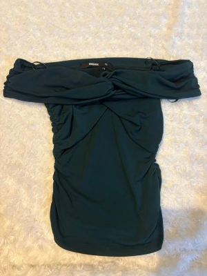 offshoulder tröja - Trendig offshoulder tröja från Bik Bok med detaljer i sidorna. Tröjan har en figurnära passform och skönt material💘