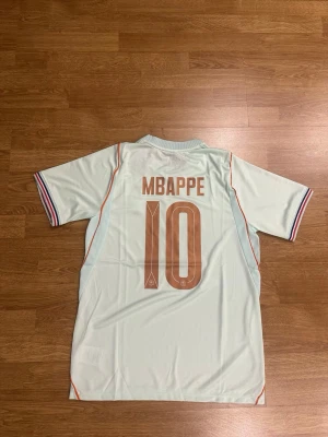 Frankrike bortaställ VM 2026 #Mbappe - Den otrolig hypeade Frankrike bortaställ inför VM 2026 med Mbappe 10 på ryggen finns i storlek M. Helt ny!!!