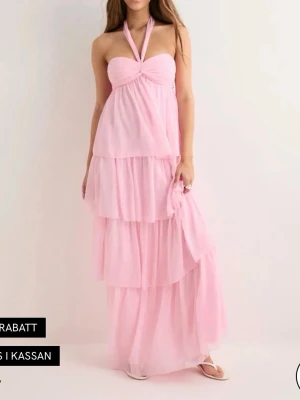 Nelly frill dress - Rosa balklänning från nelly. har ingen bild på den på mig då den är för stor och är därför jag säljer den då jag ej kan skicka tillbaka längre. Jag har aldrig andvänt klänningen. man kan ändra snöret hur man vill om man vill ta bort eller ha den som de olika alternativen på bilden. önskas en bild fast passformen på mig ej är bra kan jag skicka!💞NYPRIS 599 