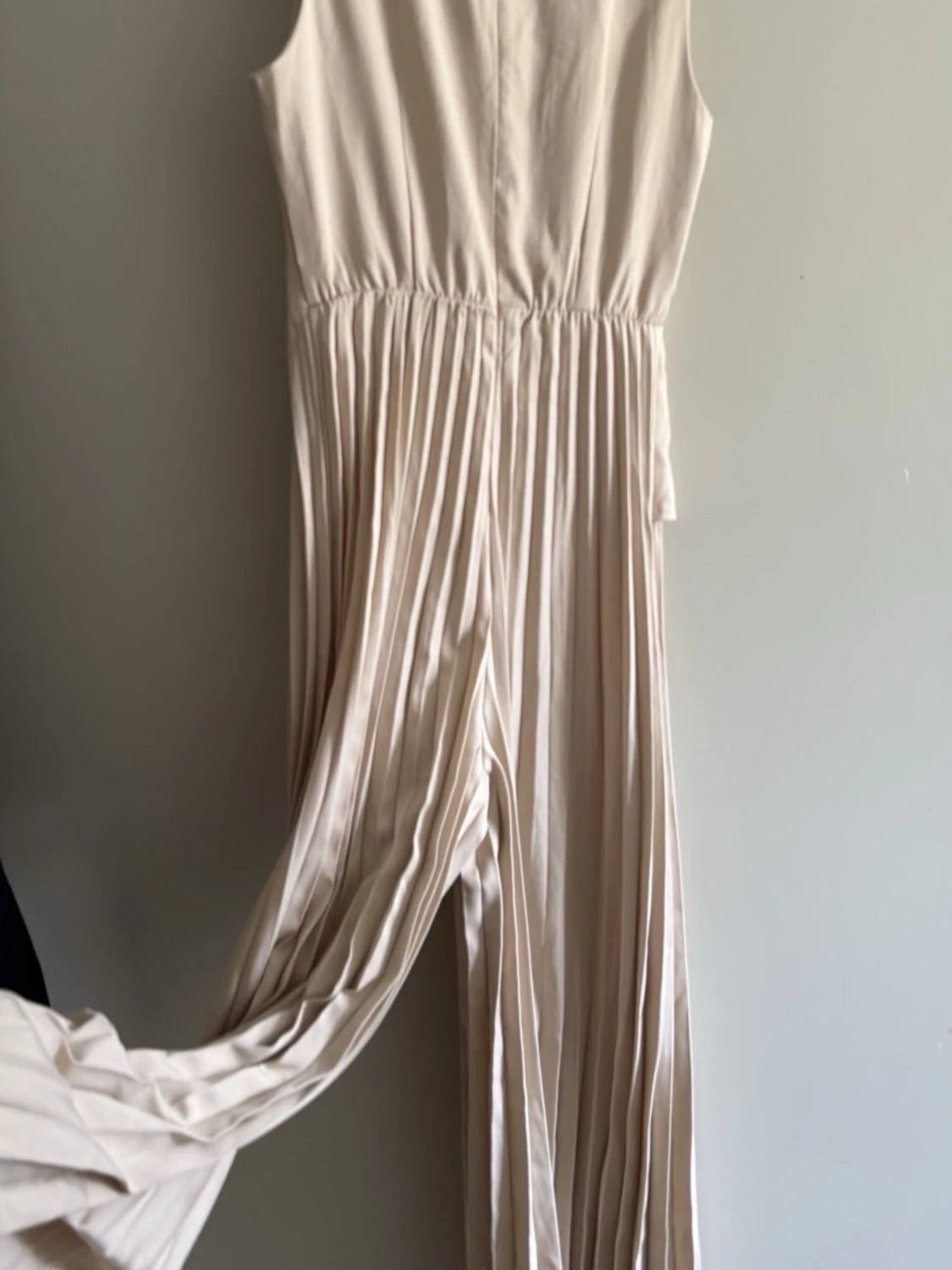 Beige ärmlös plisserad jumpsuit - 1