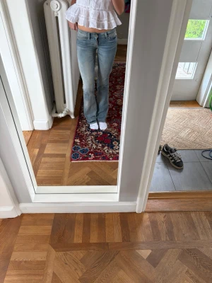 Ljusblå bootcut jeans från cheapmonday - Jättefina cheapmonday jeans!!! Väldigt stretchiga då jag kan ha en mindre storlek än jag brukar. 
